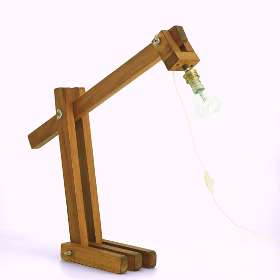 Lampe artisanale articul�e en bois.