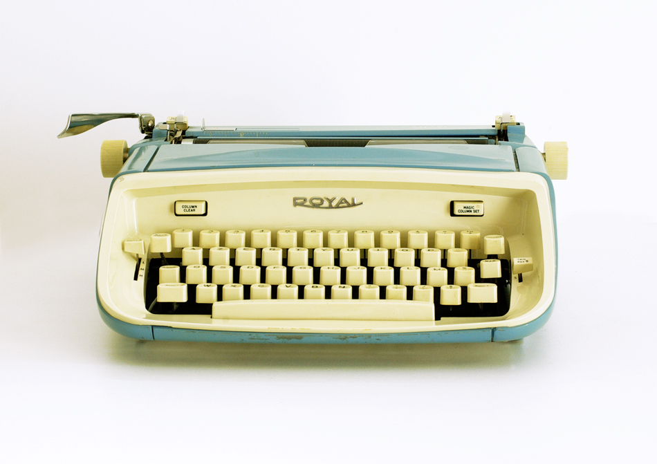 Machine � �crire vintage bleue de face