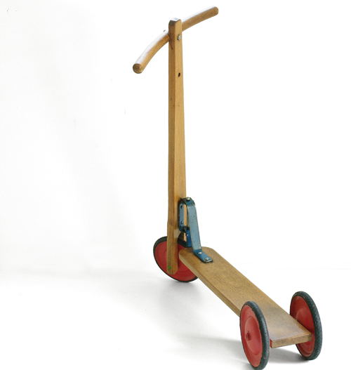 ancienne trottinette en bois