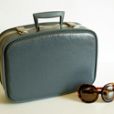 valise dite "Air Fance" et lunettes vintage